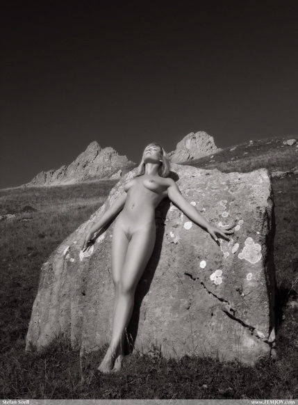 sexy_body_of_nude_julia_s_on_alps_3 copy